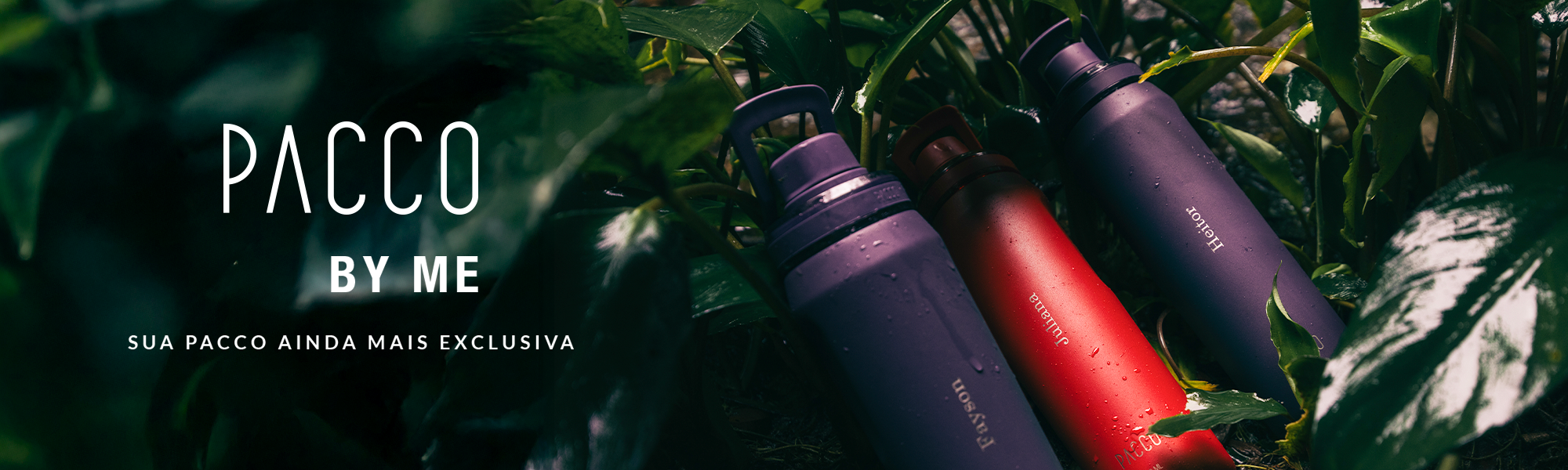 Banner PACCO BY ME, mostrando garrafas com nomes gravados em meio à natureza.