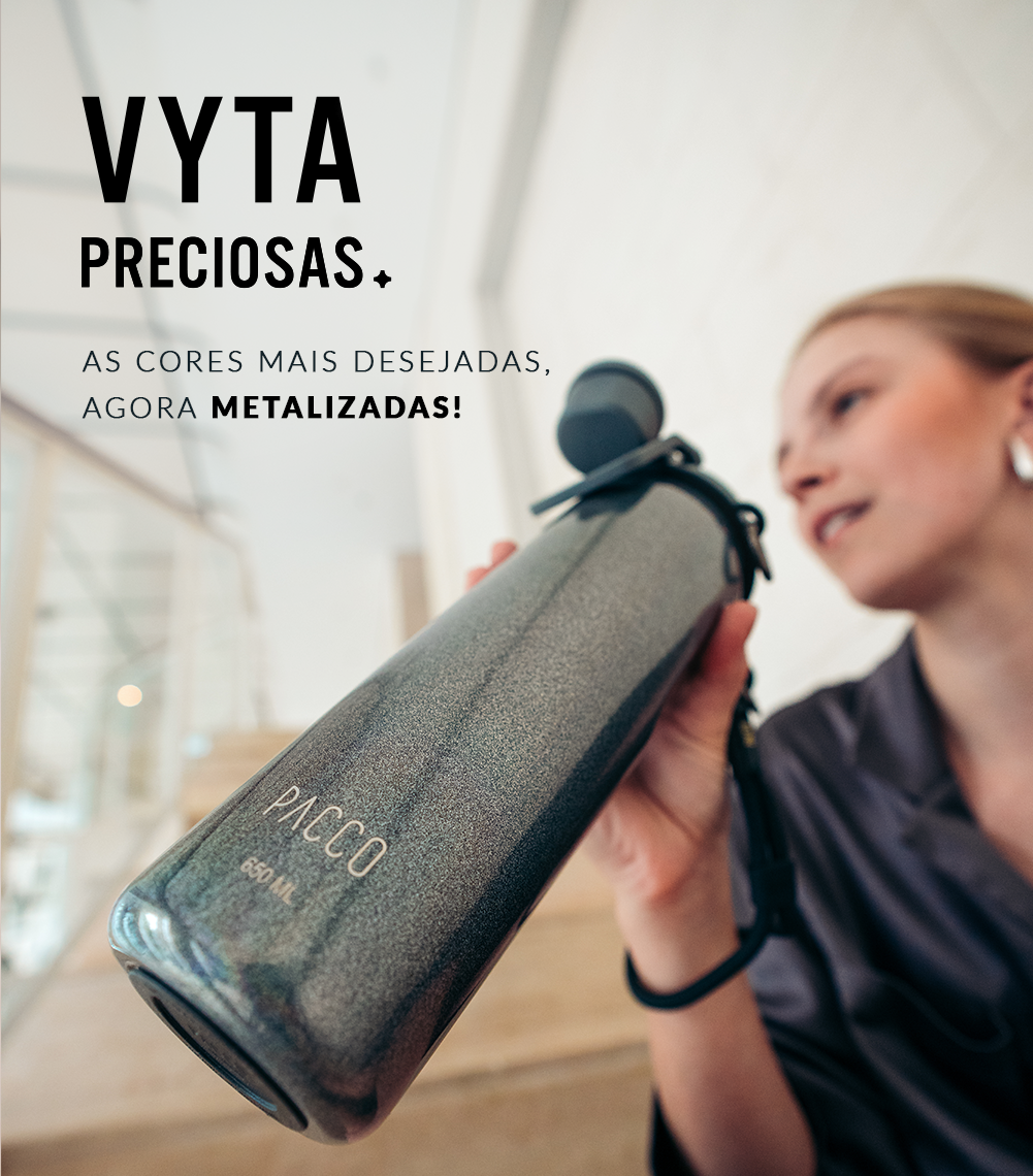 Banner de lançamento da coleção Vyta Preciosas da PACCO. Mulher segurando a nova garrafa na cor Ônix com acabamento metalizado.