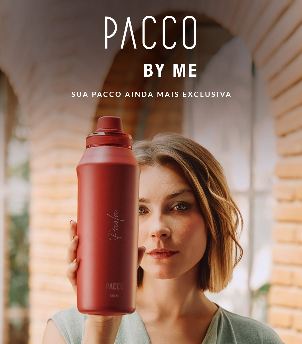 Mulher segurando uma garrafa térmica VYTA 950ml Pitanga personalizada com o seu nome em fonte cursiva