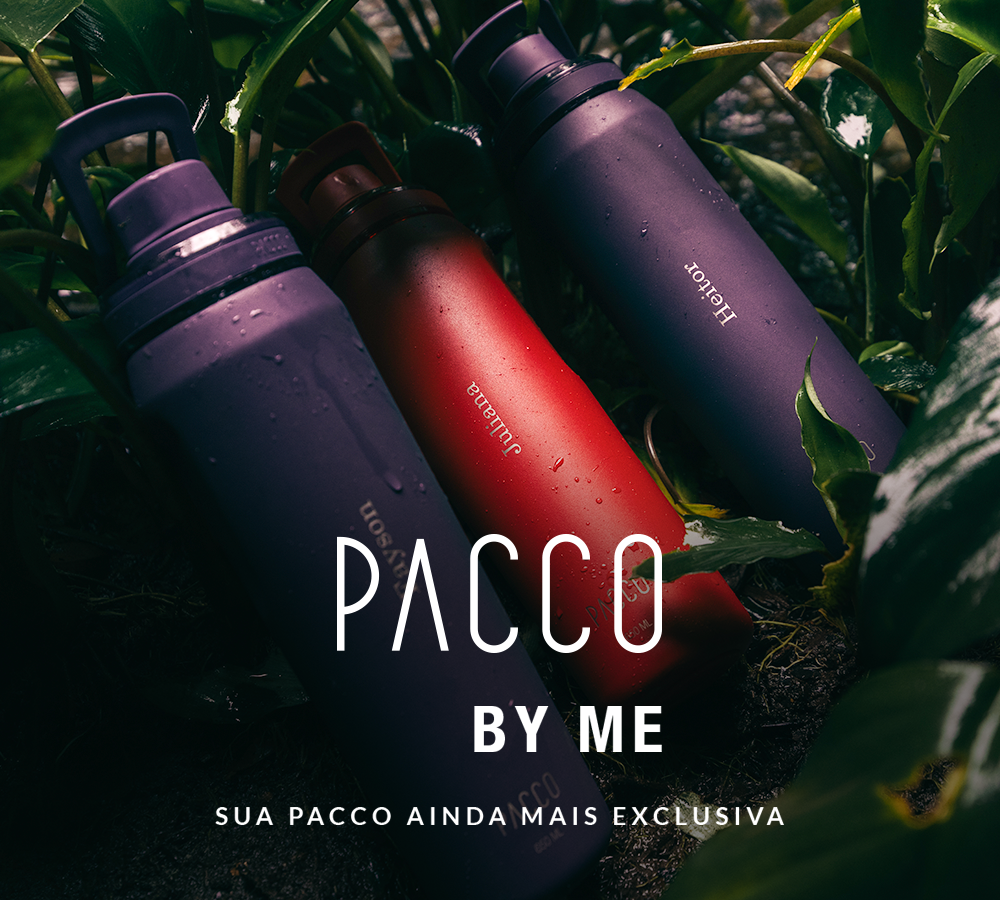 Banner PACCO BY ME, mostrando garrafas com nomes gravados em meio à natureza.