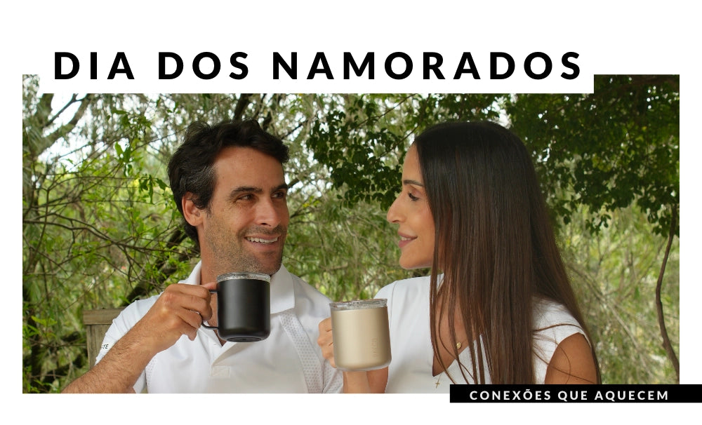 Banner horizontal com o texto 'Conexões que aquecem. Dia dos Namorados'. Ao lado, um casal em meio à natureza sorri um para o outro enquanto segura canecas térmicas Fokus PACCO nas cores grafite e fendi.