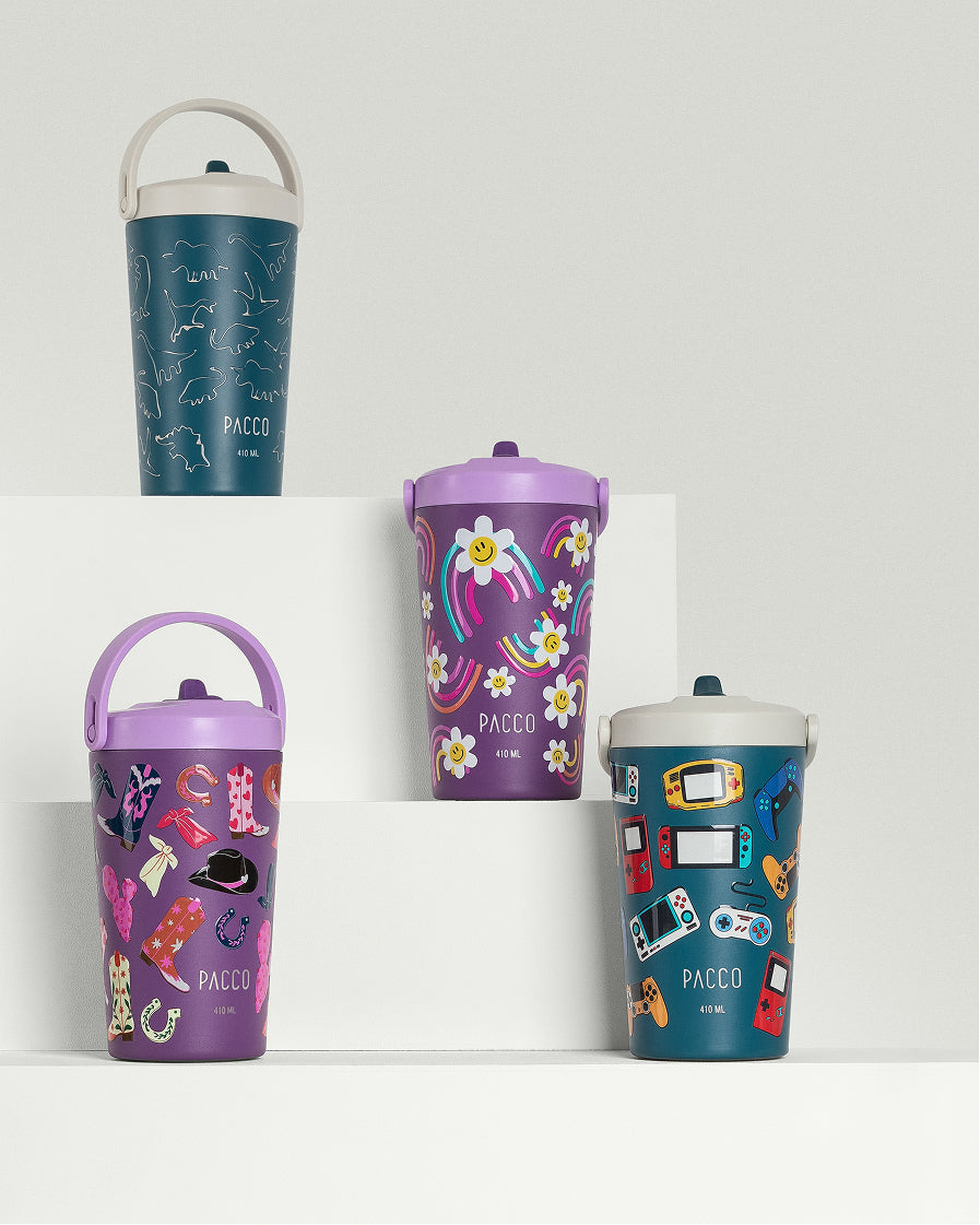 Copos Térmicos da PACCO linha Kids com estampa de vídeo games retrô e controles coloridos e modelo com estampa de dinossauro com o fundo azul-petróleo para meninos e meninas copos térmicos SuperCup Mini 410ml com estampa de boiadeira e arco-íris. Fundo branco, tampa hermética e logo PACCO na base.